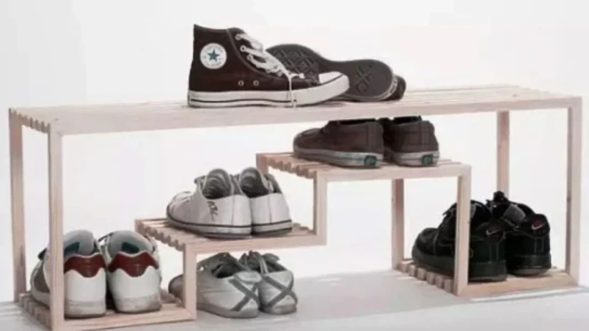 Desain Rak Sepatu Distro Plafon Ruang Keluarga Minimalis Hemat Biaya Murah Ukuran Sempit