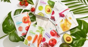 Seorang wanita mengaplikasikan masker madu alami pada wajah untuk kulit glowing