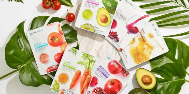 Seorang wanita mengaplikasikan masker madu alami pada wajah untuk kulit glowing